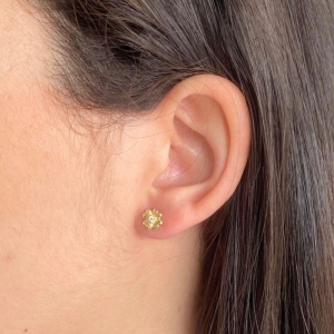 BRINCO PEQUENO FLOR COM 1 MINI ZIRCONIA 6MM