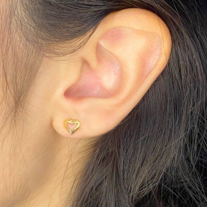 BRINCO PEQUENO LISO MINI CORAÇÃO VAZADO 6X7MM
