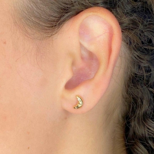 BRINCO PEQUENO MEIA LUA COM 3 PEDRINHA CRAVEJADA