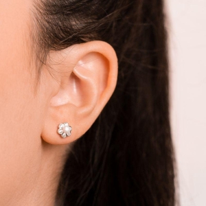 BRINCO PEQUENO P925 FLOR CRAVEJADA C/ ZIRCONIAS E PÉROLA