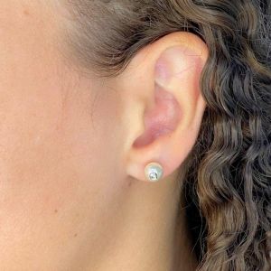 BRINCO PEQUENO PEROLA COM 1 PEDRA 7MM