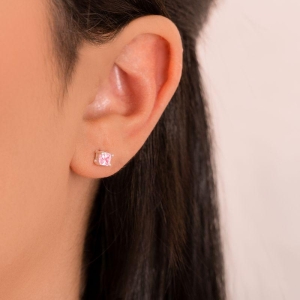 BRINCO PEQUENO P925 QUADRADO COM ZIRCONIA ROSA