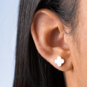 BRINCO PEQUENO P925 TREVO BRANCO PEROLADO 9MM