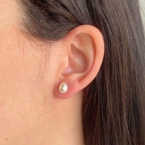 BRINCO PEQUENO PEROLA FORMATO GOTA 6X8MM