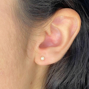 BRINCO PEQUENO PEROLA LISA 4MM