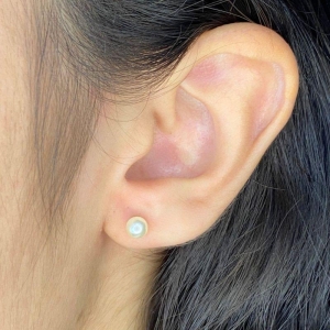 BRINCO PEQUENO PEROLA LISA 5MM