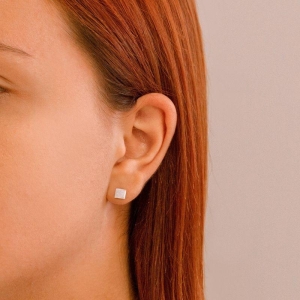 BRINCO PEQUENO PRATA 925 QUADRADO RETO LISO