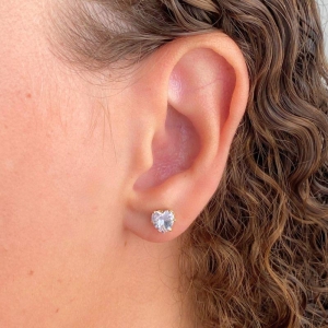 BRINCO PEQUENO ZIRCONIA CORAÇAO CAIXA ALTA 6MM