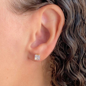 BRINCO PEQUENO ZIRCONIA QUADRADO CAIXA ALTA 5MM