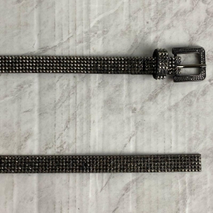 CINTO COURINO CRAVEJADA FIVELA QUADRADA CORREIA FINA