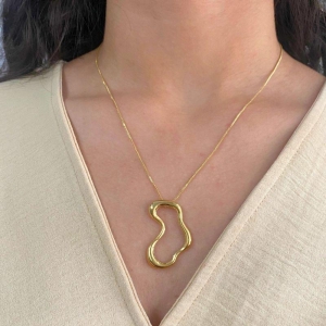 GARGANTILHA COM PINGENTE ORGANICO DE ONDA VAZADA