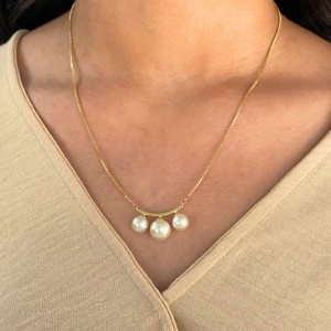 GARGANTILHA COM UM  FIO DE CHAPA E TRES PEROLAS