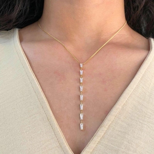 GARGANTILHA GRAVATA COM 8 RIVIERA RETANGULAR