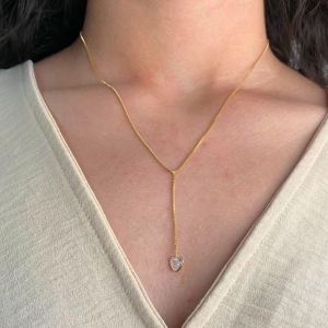 GARGANTILHA GRAVATINHA COM UM CORAÇÃO CRISTAL