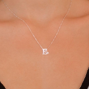 GARGANTILHA PRATA 925 LETRA E COM ZIRCONIA CRISTAL 1X1CM
