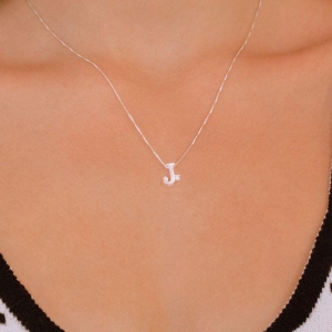 GARGANTILHA PRATA 925 LETRA J COM ZIRCONIA CRISTAL 1X1CM