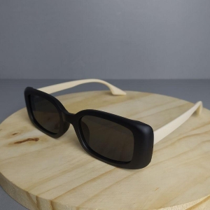 OCULOS ARMAÇÃO RETANGULAR DETALHE OFF NA LATERAL