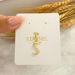 PINGENTE LETRA S CRAVEJADA