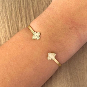 PULSEIRA BRACELETE COM 2 TREVOS LISO