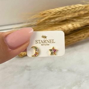 BRINCO PEQUENO CRAVEJADO 1 LUA 1 ESTRELA COLORIDO