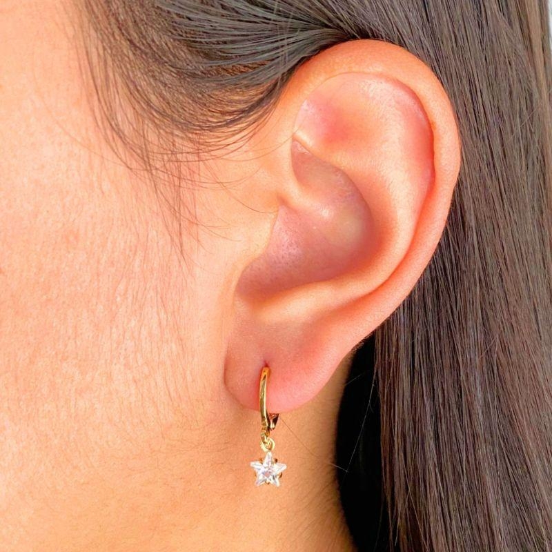 ARGOLA COM PINGENTE 1 ESTRELA ZIRCONIA