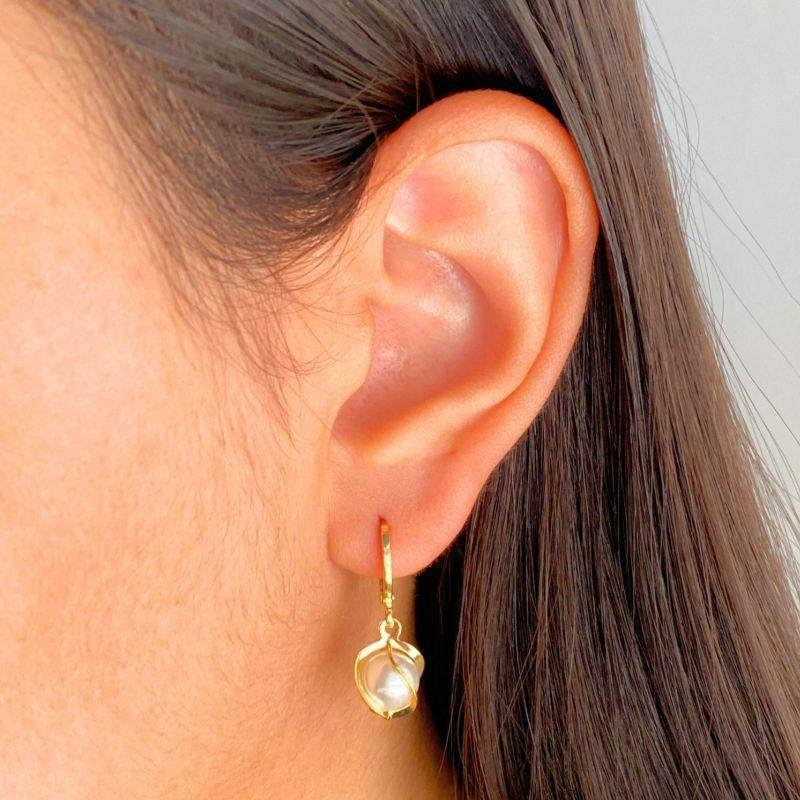 ARGOLA COM PINGENTE PEROLA TRANÇADA 8MM