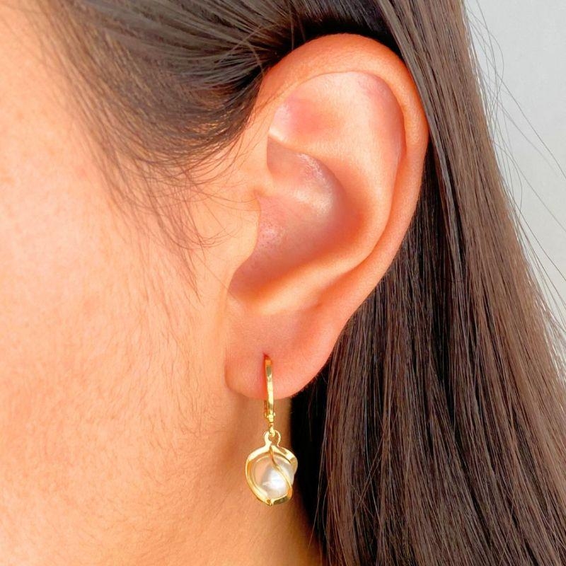 ARGOLA COM PINGENTE PEROLA TRANÇADA 8MM