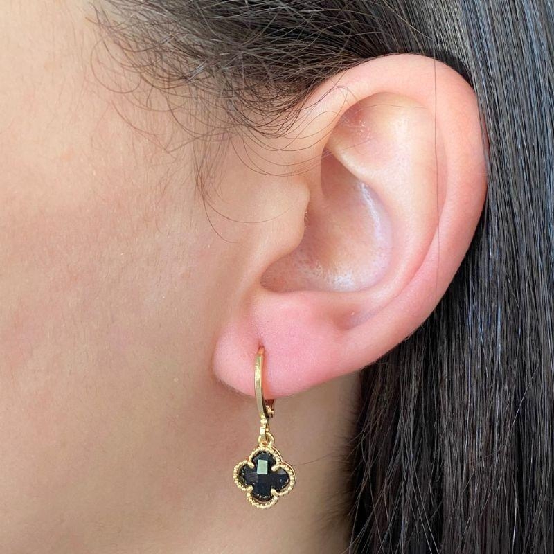 ARGOLA COM PINGENTE TREVO DE 4 FOLHAS PRETO ONIX 8MM