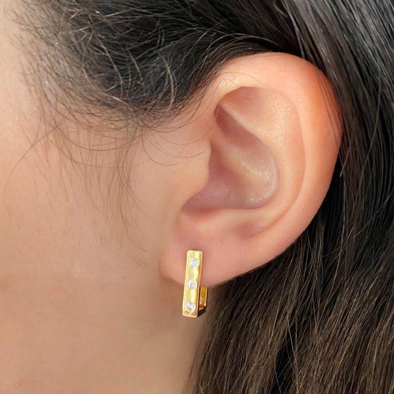 ARGOLA TARRACHA PEQUENA EM FORMATO DE LETRA J COM 4 ZIRCONIA