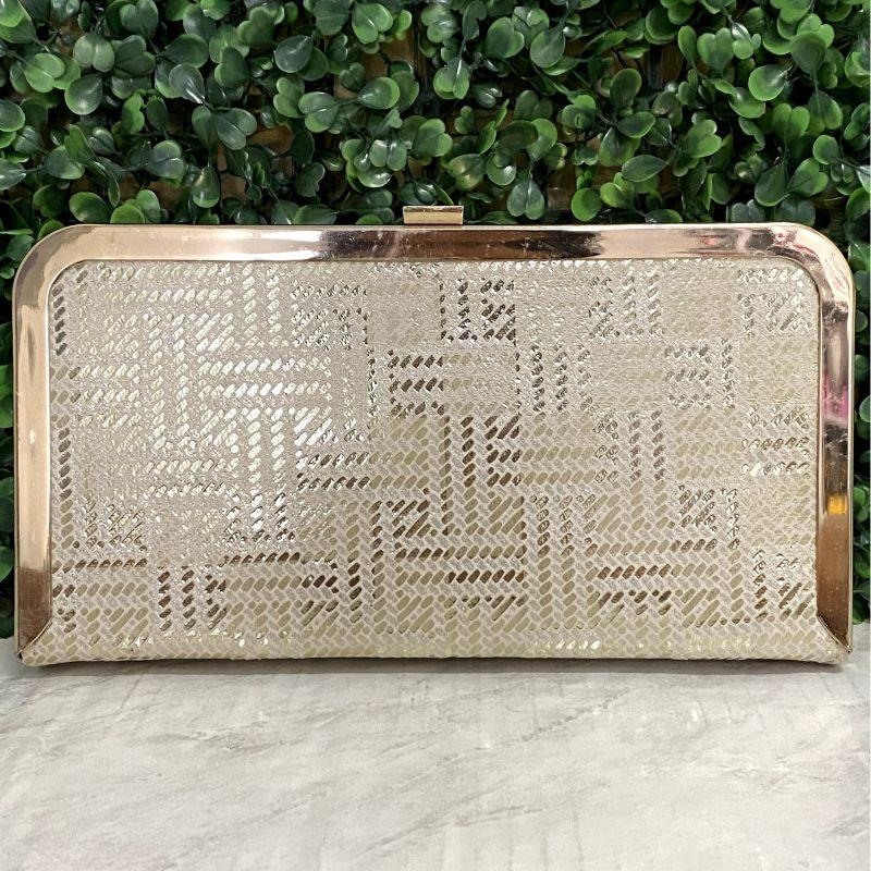 BOLSA CLUTCH RETANGULAR COM DETALHE LAMINADO NOS CONTORNOS