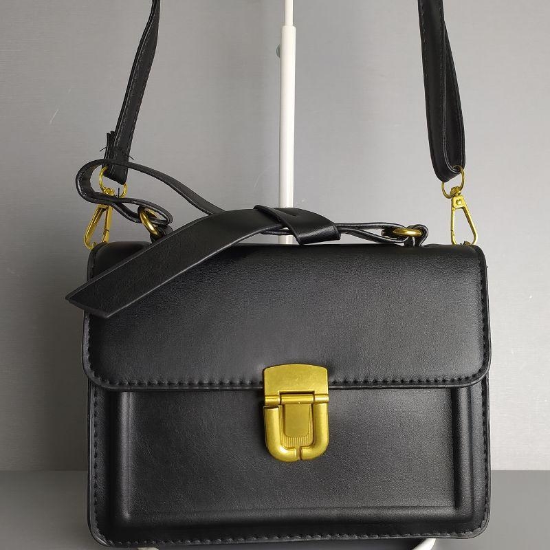 BOLSA PEQUENA QUADRADA ABUTUADOR EM U E LAÇO NA ALÇA