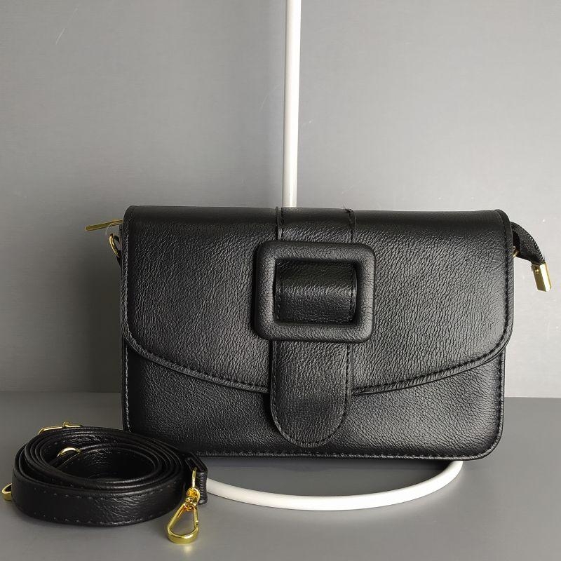 BOLSA PEQUENA QUADRADA FIVELA DE CINTO NA FRENTE