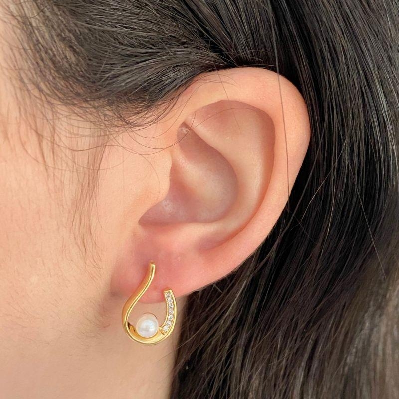 BRINCO ESTILO GOTA CRAVEJADO COM UMA PEROLA 12MM