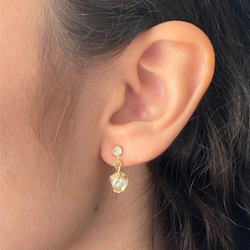 BRINCO PEQUENO PEROLA TRANÇADA E COM ZIRCONIA 6MM