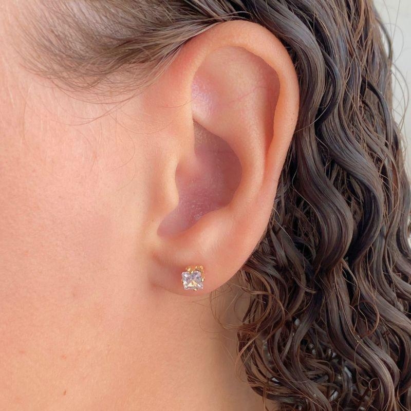 BRINCO PEQUENO ZIRCONIA QUADRADO CAIXA ALTA 4MM