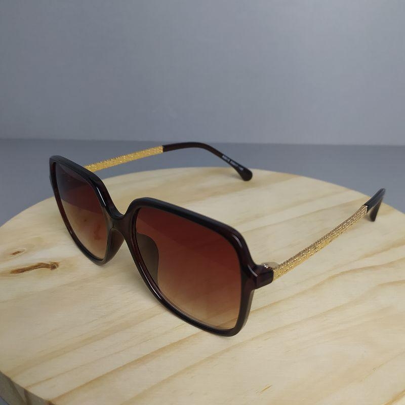 OCULOS ARMAÇÃO QUADRADA DETALHE NA LATERAL METADE DOURADA