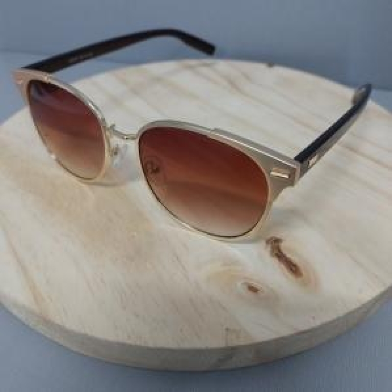 OCULOS GATINHO ARMAÇAO DOURADA