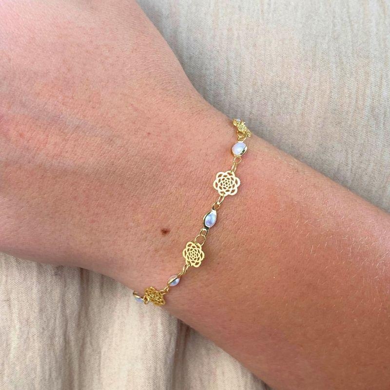 PULSEIRA COM 8 PEROLAS E 7 ROSAS DE CHAPA COM EXTENSOR