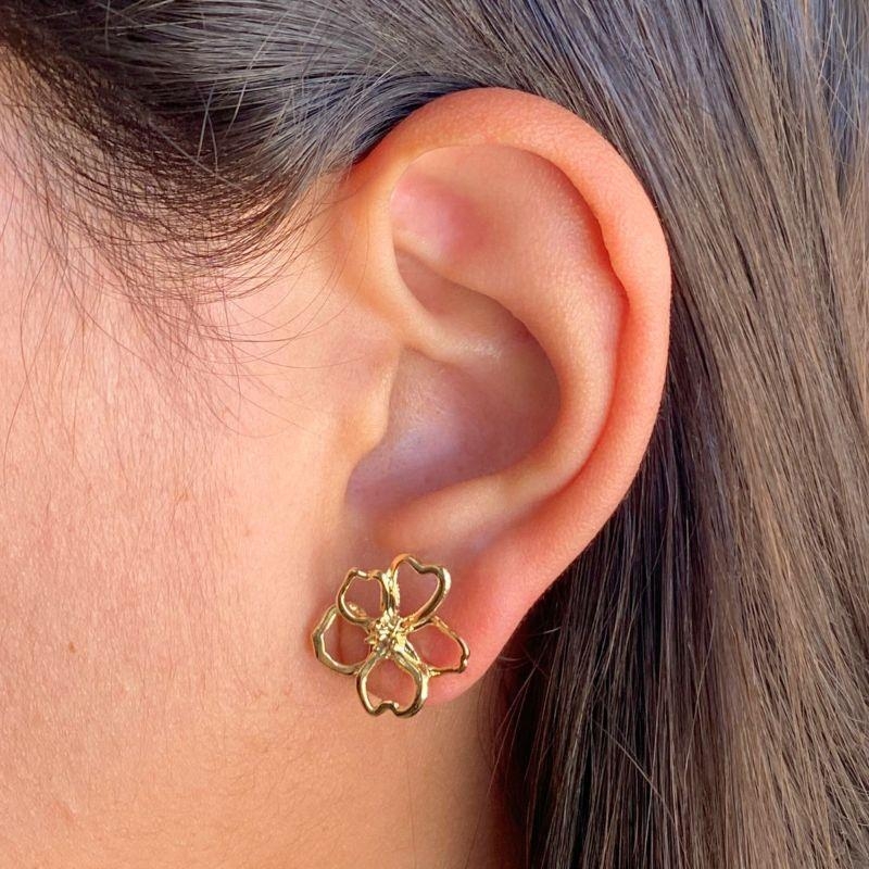 BRINCO MÉDIO FLOR COM 5 PÉTALAS VAZADAS 16MM