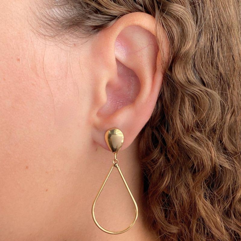 BRINCO MEDIO GOTA FIO VAZADO 47MM