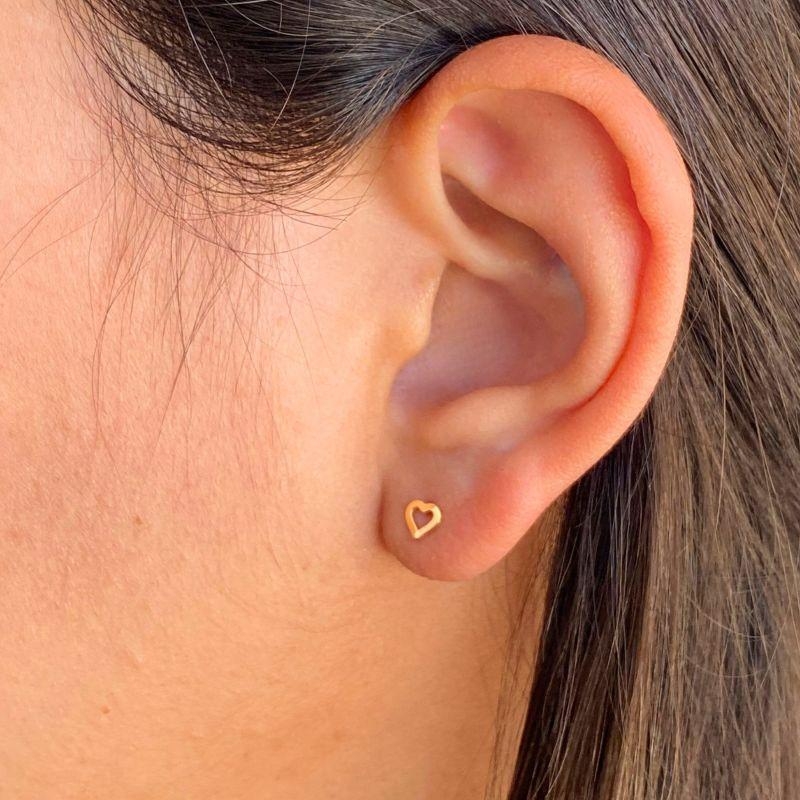 BRINCO PEQUENO CORAÇÃO CHAPA VAZADA LISA 4MM
