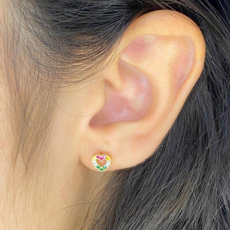 BRINCO PEQUENO CRAVEJADO CORAÇAO COLORIDO