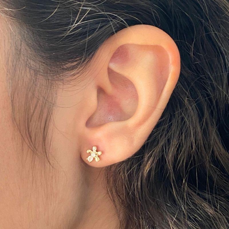 BRINCO PEQUENO FLOR 5 PETALAS 2 CRAVEJADA E 3 LISA 6MM