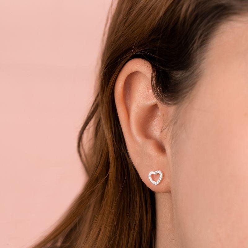 BRINCO PEQUENO P925 CORAÇÃO VAZADO CRAVEJADO CRISTAL 6MM