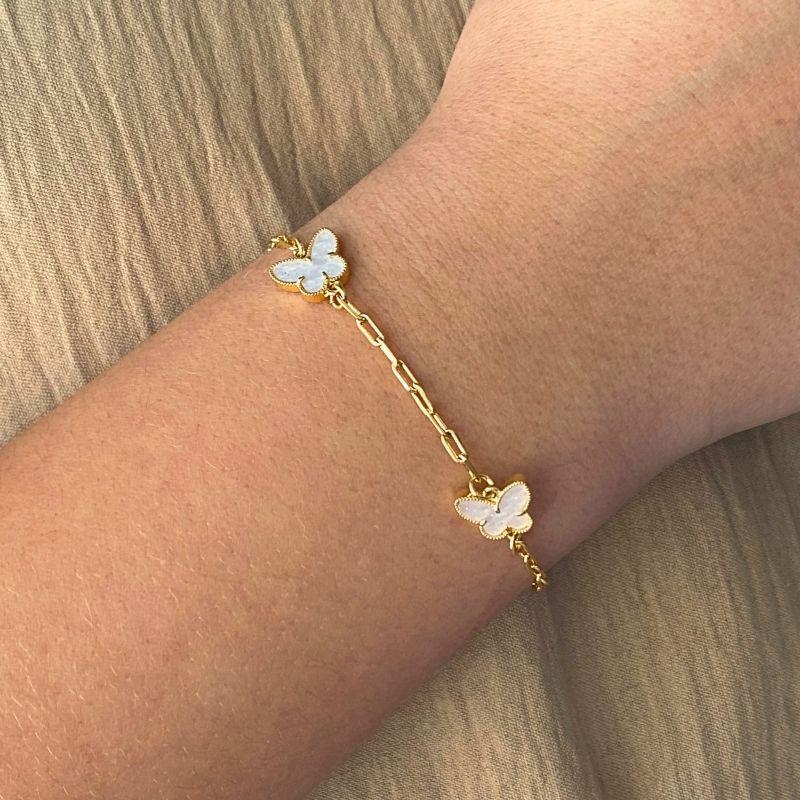 PULSEIRA COM 3 BORBOLETA RESINA BRANCA PEROLADA