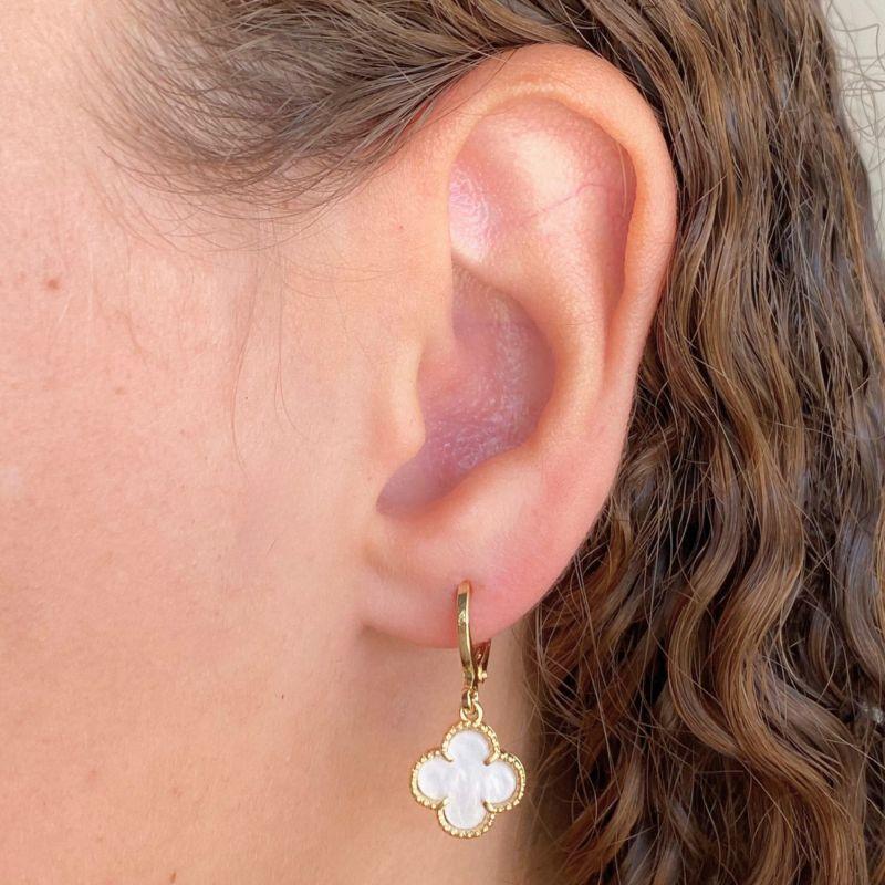 ARGOLA COM PINGENTE TREVO DE 4 FOLHAS BRANCO PEROLADO RESINA 10X10MM