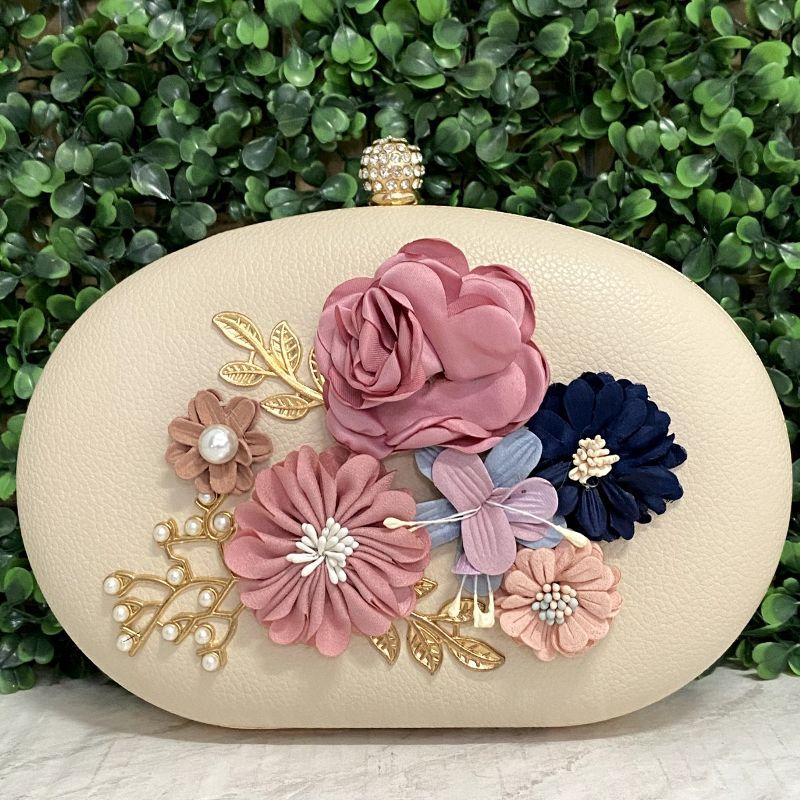 BOLSA CLUTCH OVAL TRABALHADA COM FLORES E PÉROLAS PUXADOR CRAVEJADO