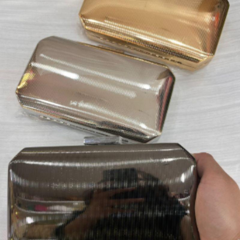 BOLSA CLUTCH QUADRADA ALUMINIO COM LISTRA