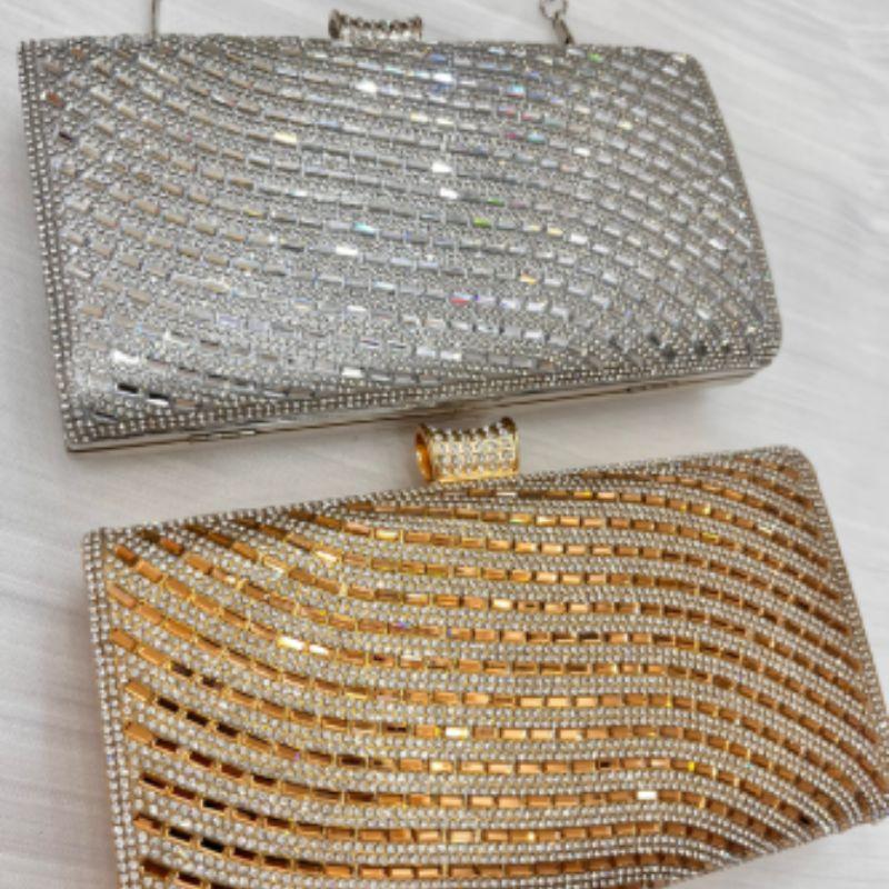 BOLSA CLUTCH QUADRADA CRAVEJADA EM FORMA DE ONDAS