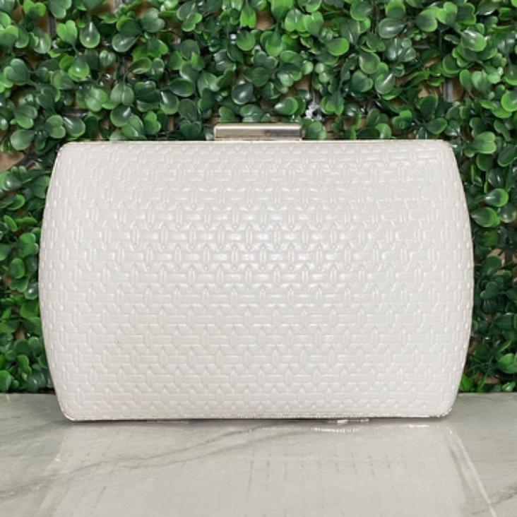BOLSA CLUTCH QUADRADA TRABALHADA EM FORMAS DE X PUXADOR RETANGULAR LISO